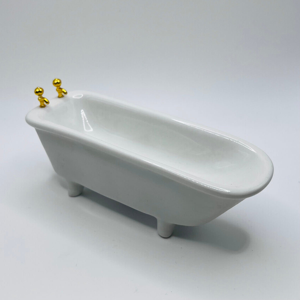 Classic White Porcelain Bathtub - 1/12 Scale Dollhouse Miniature